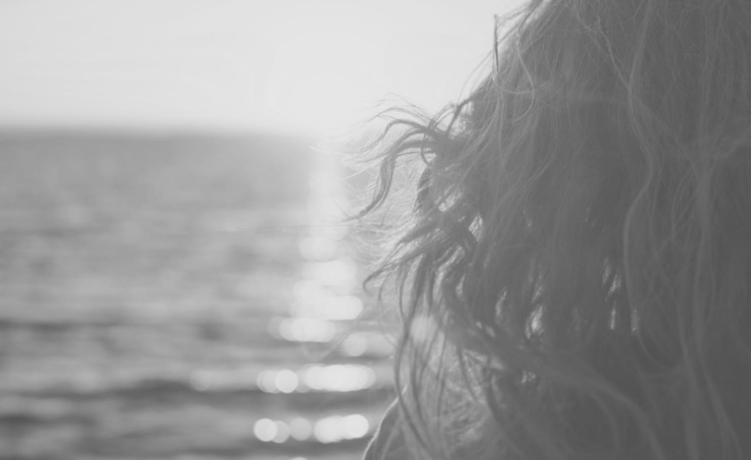 Lezione pratica di acconciature con studenti e docente in aula professionale