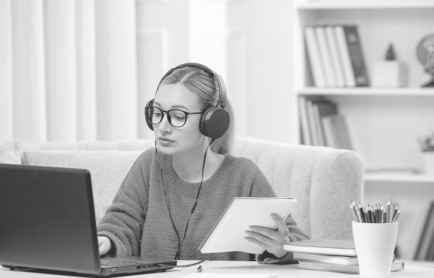 Sessione pratica di styling capelli con studenti